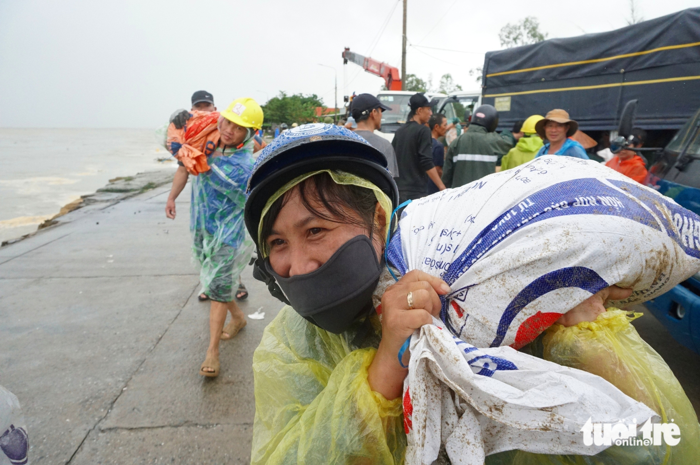 岘港海口恐怖滑坡近景:民众和部队正忙着‘修补’堤岸